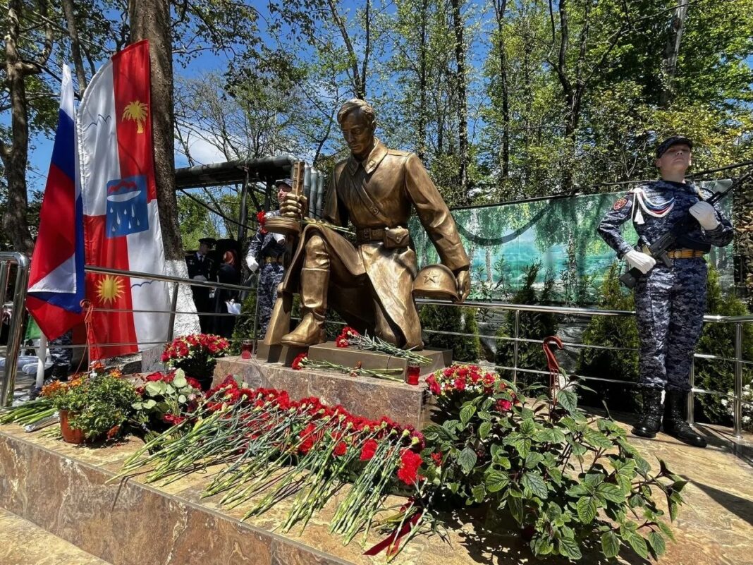 Слава героям: в канун 81-й годовщины Победы в Сочи зажгли память у нового монумента Слава героям: в канун 81-й годовщины Победы в Сочи зажгли память у нового монумента