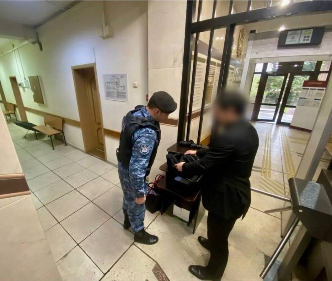 Не пронес: приставы нашли наркотики у посетителя суда в Сочи Не пронес: приставы нашли наркотики у посетителя суда в Сочи
