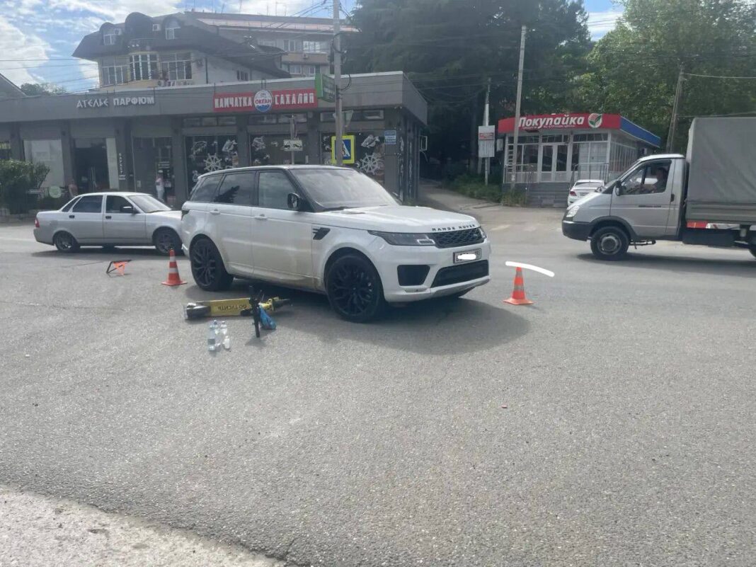 В Сочи две девочки пострадали в ДТП с электросамокатом и внедорожником В Сочи две девочки пострадали в ДТП с электросамокатом и внедорожником
