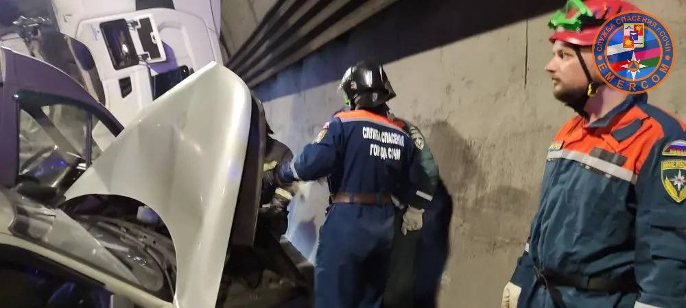 Крупное ДТП на трассе «Обход Сочи»: движение в тоннеле оказалось заблокировано Крупное ДТП на трассе «Обход Сочи»: движение в тоннеле оказалось заблокировано