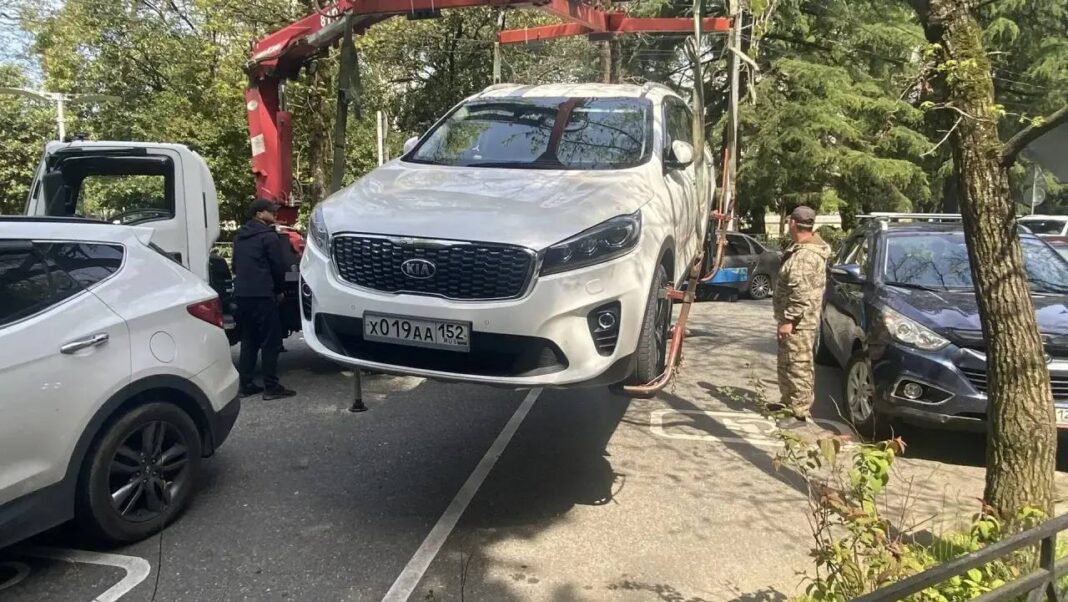 Почти 400 водителей, паркующихся на местах для маломобильных граждан, привлекли к ответственности в Сочи в 2026 году Почти 400 водителей, паркующихся на местах для маломобильных граждан, привлекли к ответственности в Сочи в 2026 году
