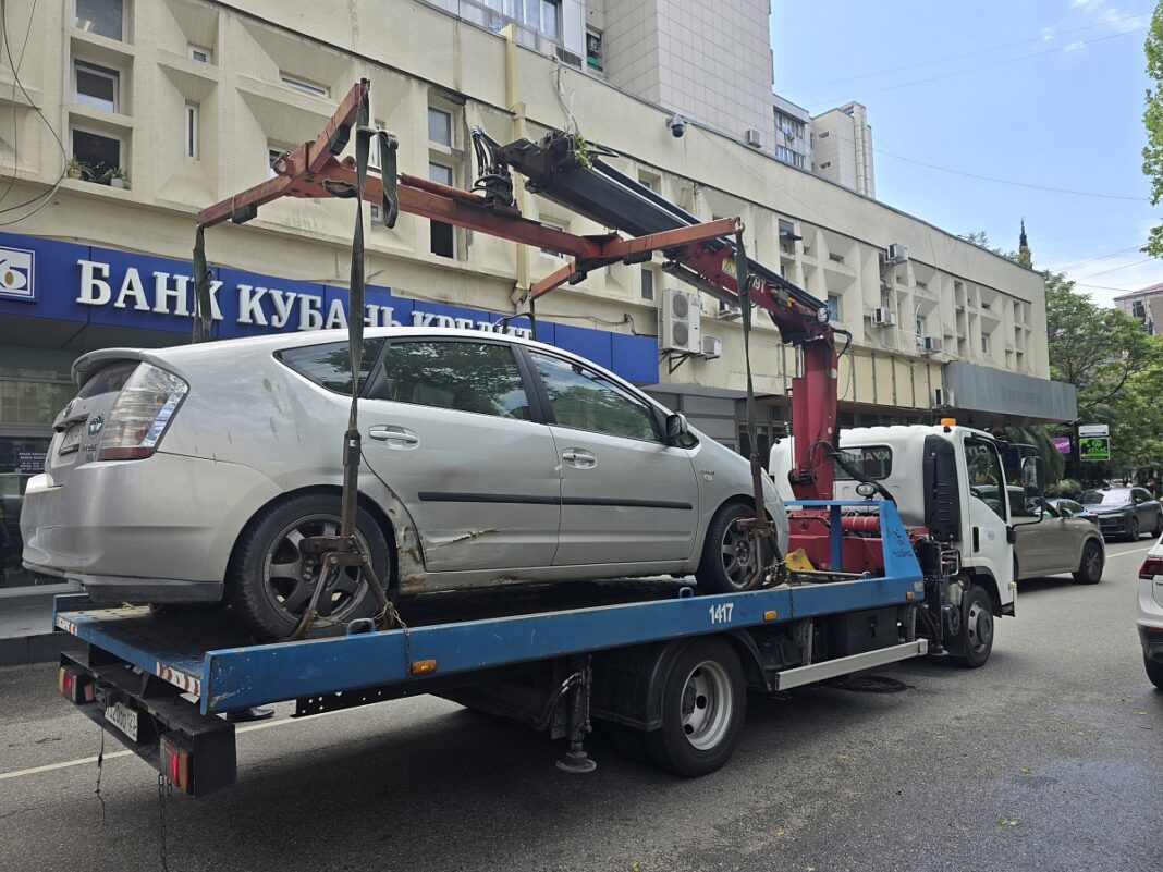 За парковку для инвалидов — эвакуатор: в Сочи наказали 17 водителей За парковку для инвалидов — эвакуатор: в Сочи наказали 17 водителей