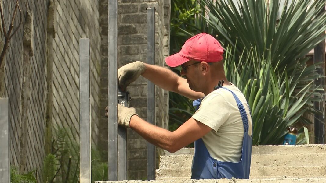 В Сочи услышали просьбы жителей: старая лестница между Калужской и Виноградной обретает новую жизнь В Сочи услышали просьбы жителей: старая лестница между Калужской и Виноградной обретает новую жизнь