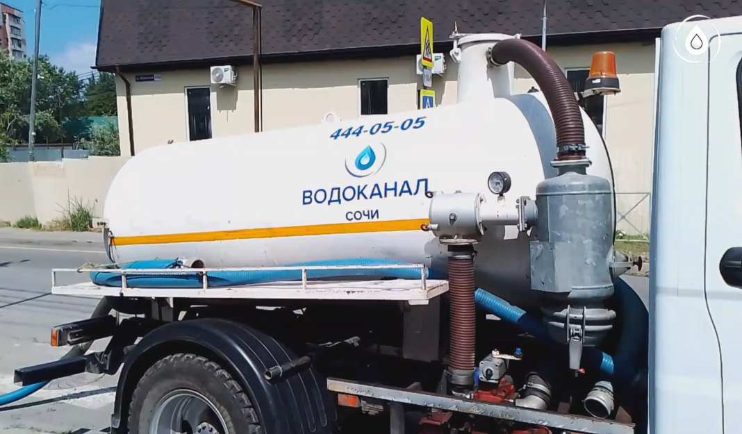На улице Вишнёвой в Сочи устранили повреждение водовода На улице Вишнёвой в Сочи устранили повреждение водовода