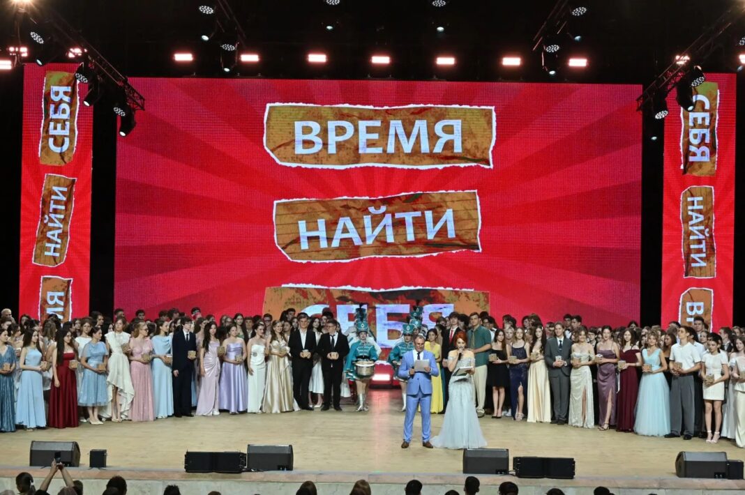 100 баллов, медали и первый шаг во взрослую жизнь: в Сочи прошёл грандиозный выпускной бал 100 баллов, медали и первый шаг во взрослую жизнь: в Сочи прошёл грандиозный выпускной бал