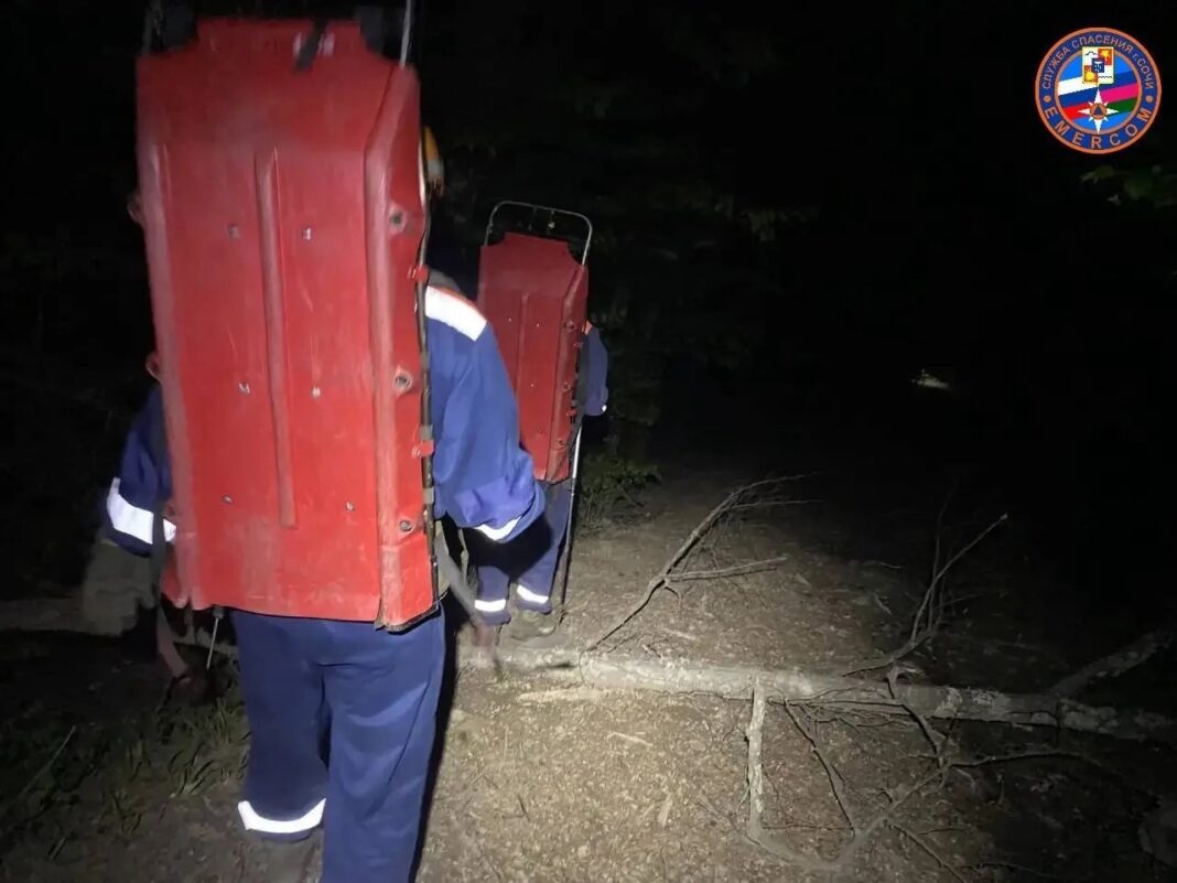 Ночной поиск в горах Сочи: спасатели эвакуировали мужчину с травмой ноги Ночной поиск в горах Сочи: спасатели эвакуировали мужчину с травмой ноги