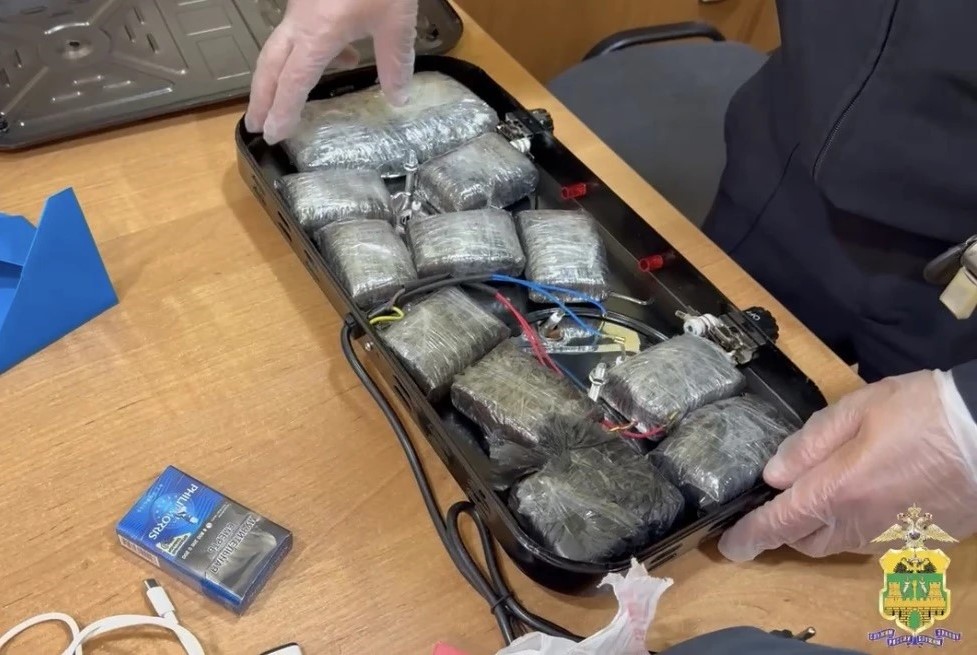 Электроплита с сюрпризом: 11 свертков с наркотиками пытался провезти мужчина в Сочи Электроплита с сюрпризом: 11 свертков с наркотиками пытался провезти мужчина в Сочи