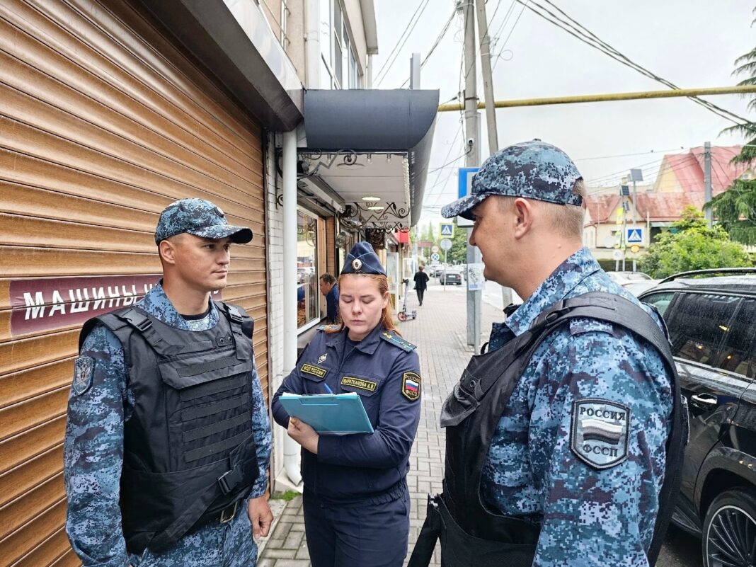 Сарай, конюшня и 19 протоколов: приставы убедили сочинку освободить чужую землю Сарай, конюшня и 19 протоколов: приставы убедили сочинку освободить чужую землю