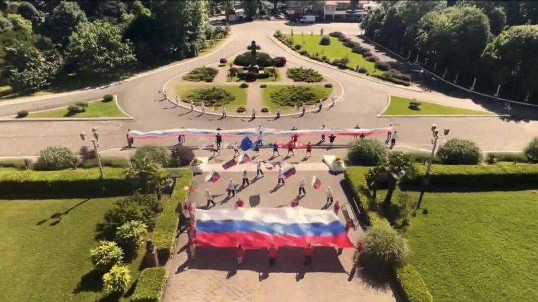 В Сочи в День России развернули 75-метровый государственный флаг В Сочи в День России развернули 75-метровый государственный флаг