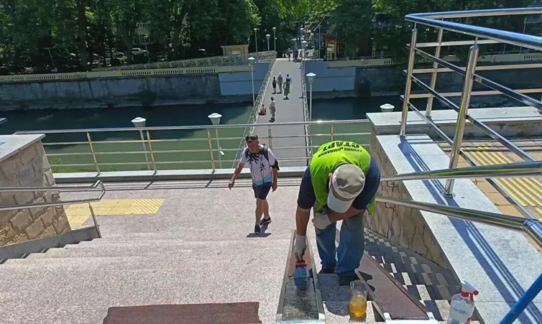 В Сочи продолжается благоустройство остановок общественного транспорта В Сочи продолжается благоустройство остановок общественного транспорта