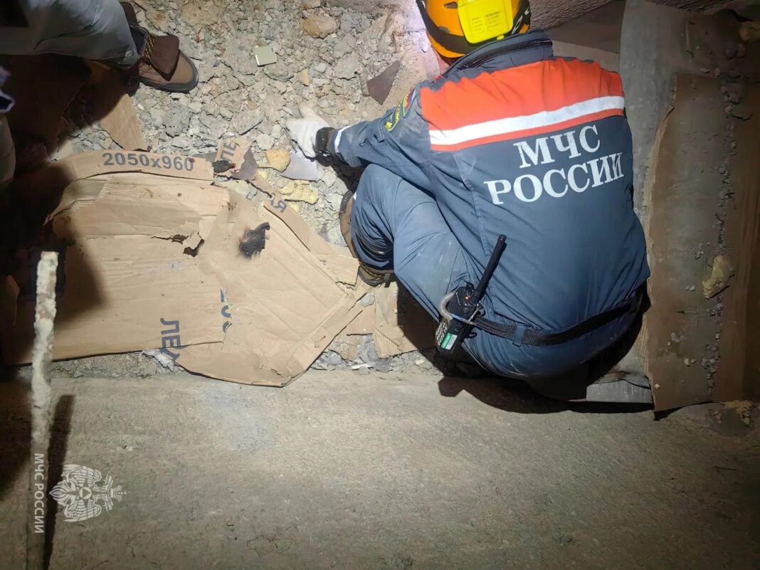 Падение в шахту: спасатели эвакуировали мужчину в центре Сочи Падение в шахту: спасатели эвакуировали мужчину в центре Сочи
