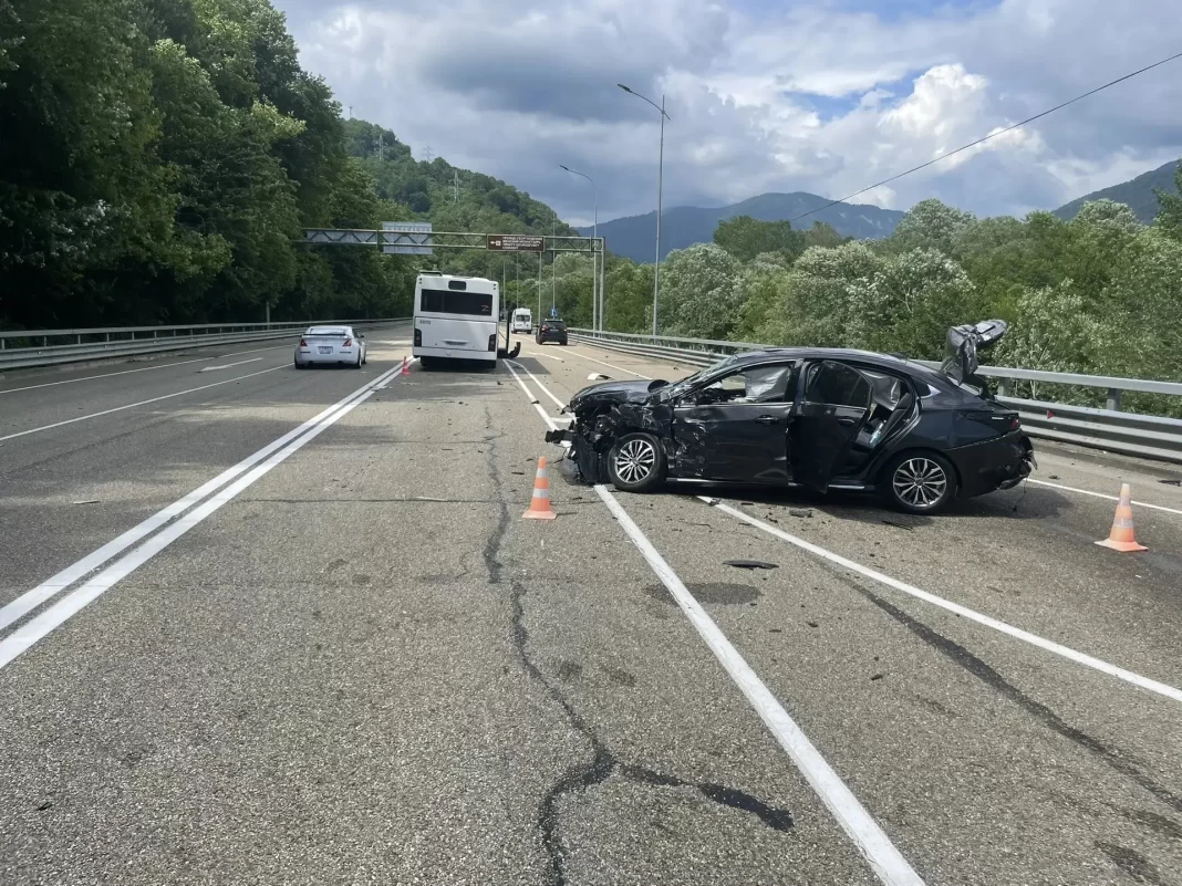 В Сочи на трассе «Адлер — Красная Поляна» автоледи не уступила дорогу автобусу: пострадал ребенок В Сочи на трассе «Адлер — Красная Поляна» автоледи не уступила дорогу автобусу: пострадал ребенок