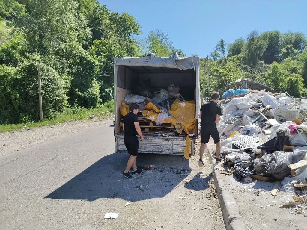 Строймусор не по адресу: водитель в Сочи нарвался на бдительных соседей и штраф в 15 тысяч Строймусор не по адресу: водитель в Сочи нарвался на бдительных соседей и штраф в 15 тысяч