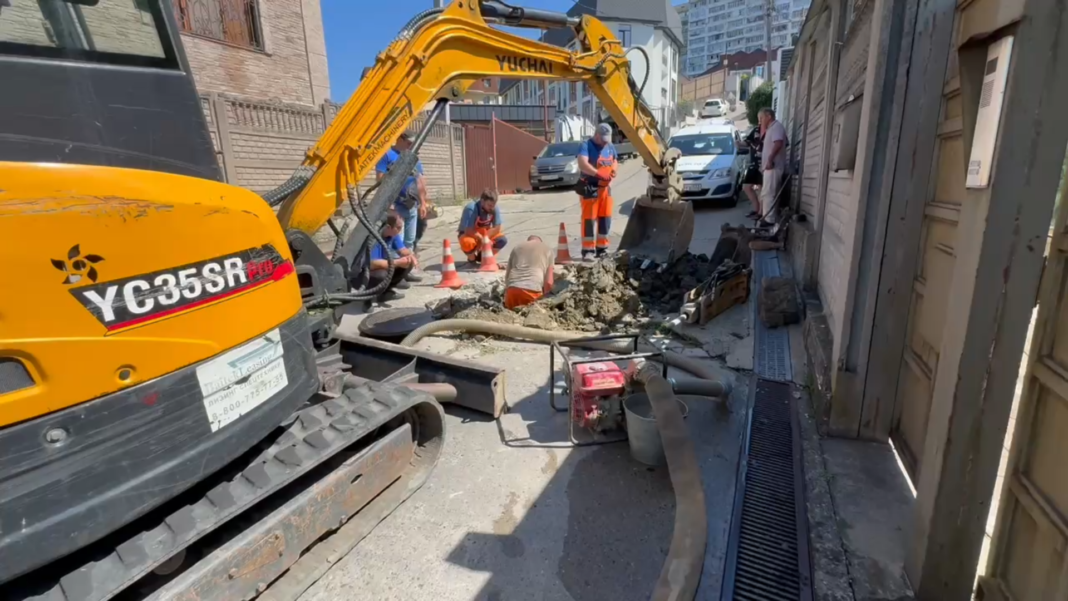 В Центральном районе Сочи устраняют повреждения на водопроводе без отключения воды В Центральном районе Сочи устраняют повреждения на водопроводе без отключения воды