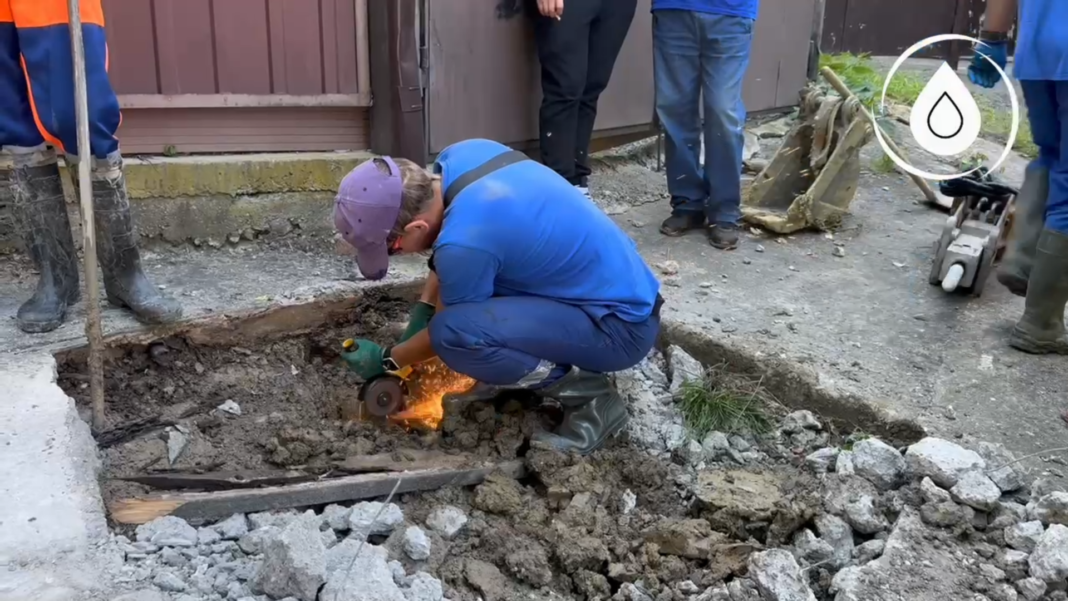 На улице Виноградной в Сочи устраняют повреждение водопровода На улице Виноградной в Сочи устраняют повреждение водопровода