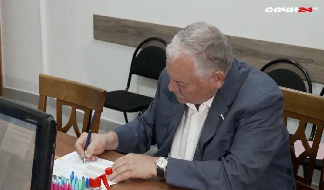 Константин Затулин представил документы в окружную избирательную комиссию Сочи Константин Затулин представил документы в окружную избирательную комиссию Сочи