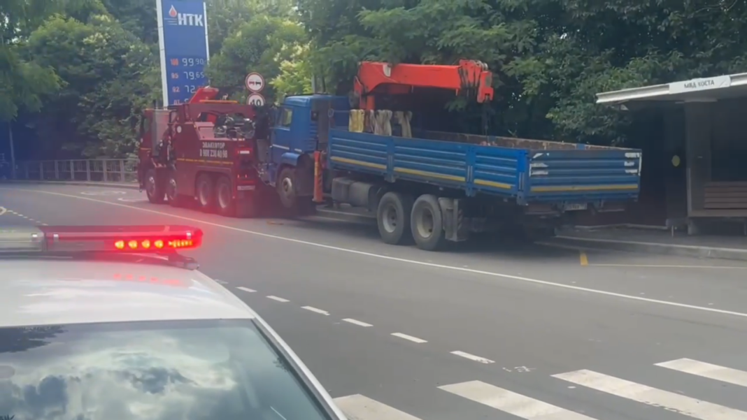 В Сочи на штрафстоянку отправили КамАЗ с неисправными тормозами В Сочи на штрафстоянку отправили КамАЗ с неисправными тормозами