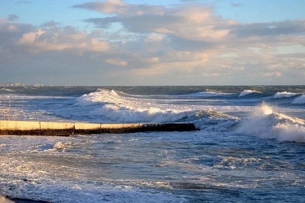 Море неспокойно: в Сочи и Сириусе ожидают волны до 1,2 метра Море неспокойно: в Сочи и Сириусе ожидают волны до 1,2 метра