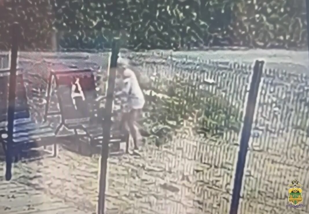В Сочи туристка украла рубашку на пляже и нашла в кармане три тысячи рублей В Сочи туристка украла рубашку на пляже и нашла в кармане три тысячи рублей