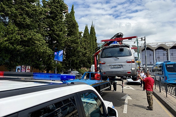 В центре Сочи за нарушения правил парковки эвакуировали 35 автомобилей В центре Сочи за нарушения правил парковки эвакуировали 35 автомобилей