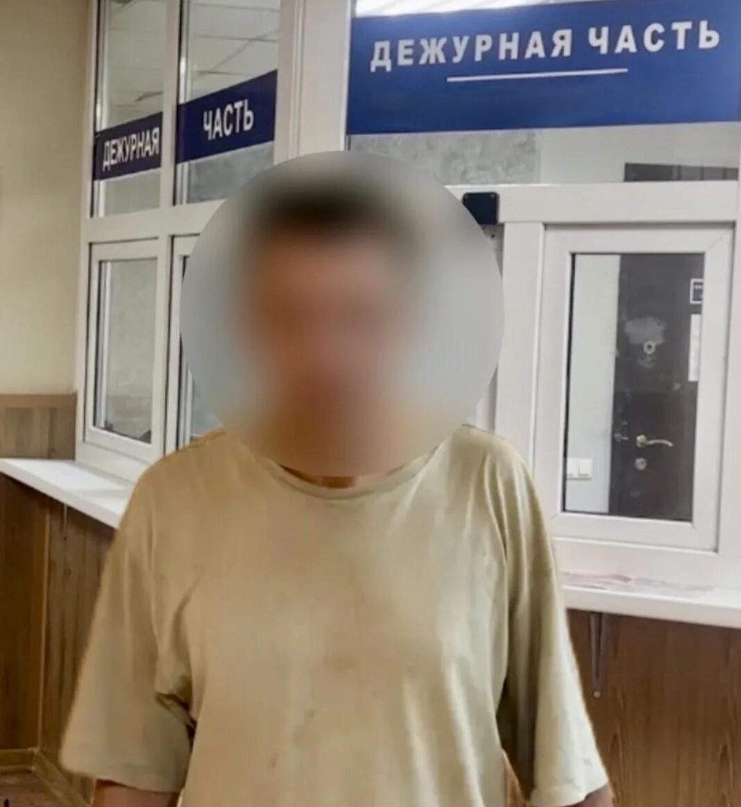 Сочинские коммунальщики и полиция выселили «квартиранта» из подъезда на Бамбуковой Сочинские коммунальщики и полиция выселили «квартиранта» из подъезда на Бамбуковой