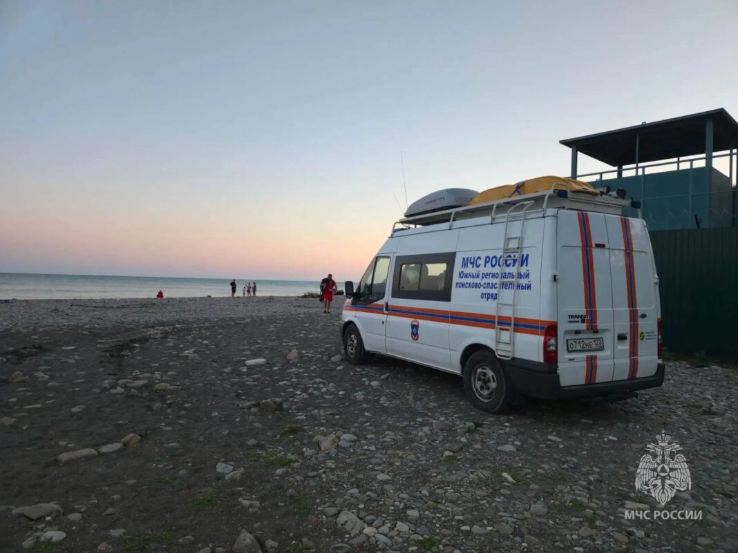 Поиски второго туриста в Сочи: водолазы МЧС обследуют акваторию Чёрного моря Поиски второго туриста в Сочи: водолазы МЧС обследуют акваторию Чёрного моря