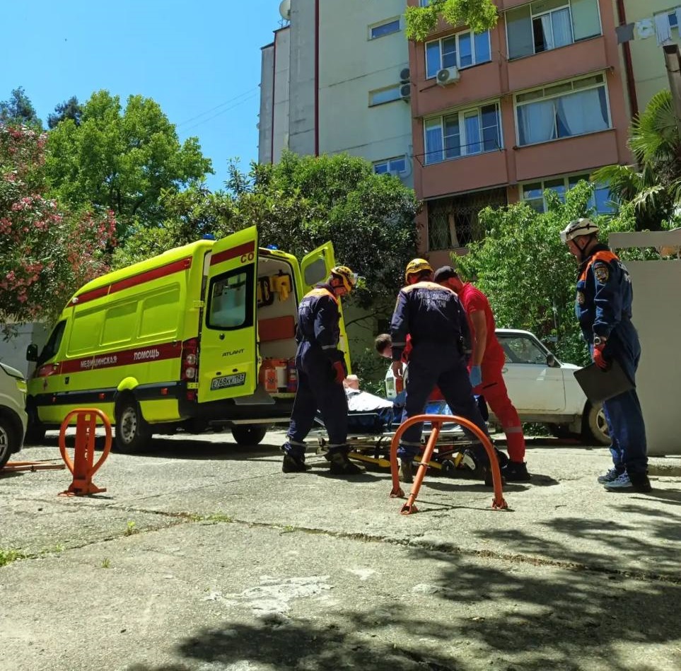 В Сочи спасатели вызволили женщину с инсультом из запертой квартиры В Сочи спасатели вызволили женщину с инсультом из запертой квартиры