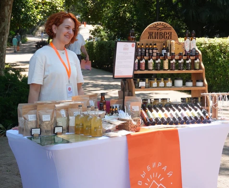Вкус и ремёсла Черноморья: в Сочи развернулась праздничная ярмарка «Выбирай сочинское» Вкус и ремёсла Черноморья: в Сочи развернулась праздничная ярмарка «Выбирай сочинское»