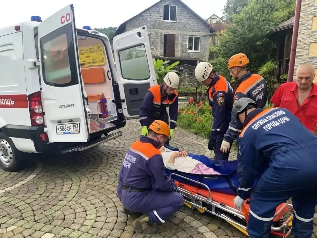 Сочинские спасатели помогли транспортировать женщину до кареты скорой помощи Сочинские спасатели помогли транспортировать женщину до кареты скорой помощи