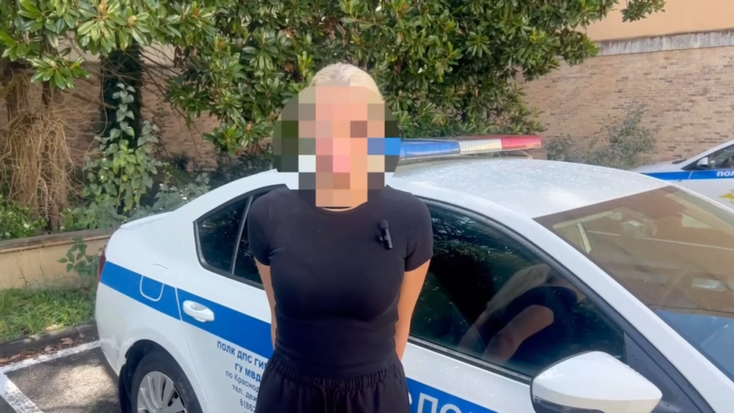 Опасные манёвры на Mercedes попали в соцсети: в Сочи нашли нарушительницу Опасные манёвры на Mercedes попали в соцсети: в Сочи нашли нарушительницу