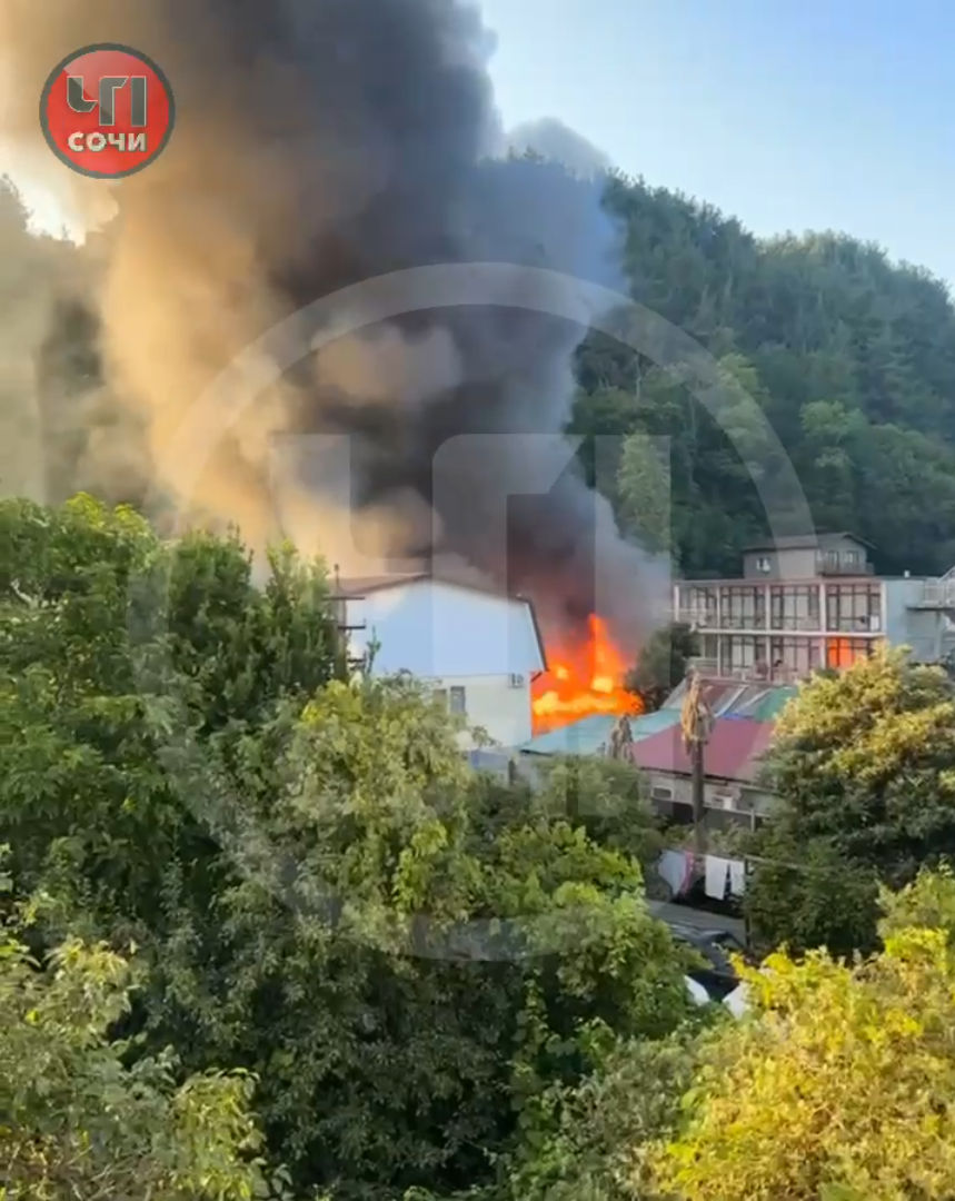 В Лазаревском районе Сочи выгорело 120 квадратов столовой В Лазаревском районе Сочи выгорело 120 квадратов столовой
