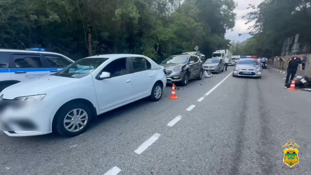 В Сочи в ДТП с четырьмя автомобилями погиб 28-летний мотоциклист В Сочи в ДТП с четырьмя автомобилями погиб 28-летний мотоциклист