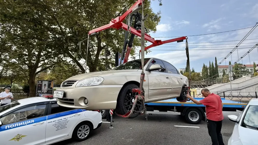 В центре Сочи прошёл рейд: на спецстоянку отправили 30 автомобилей В центре Сочи прошёл рейд: на спецстоянку отправили 30 автомобилей