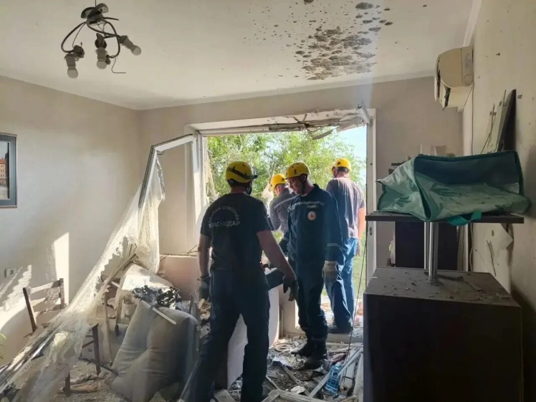 В Краснодаре две женщины пострадали при атаке БПЛА на пятиэтажный дом В Краснодаре две женщины пострадали при атаке БПЛА на пятиэтажный дом