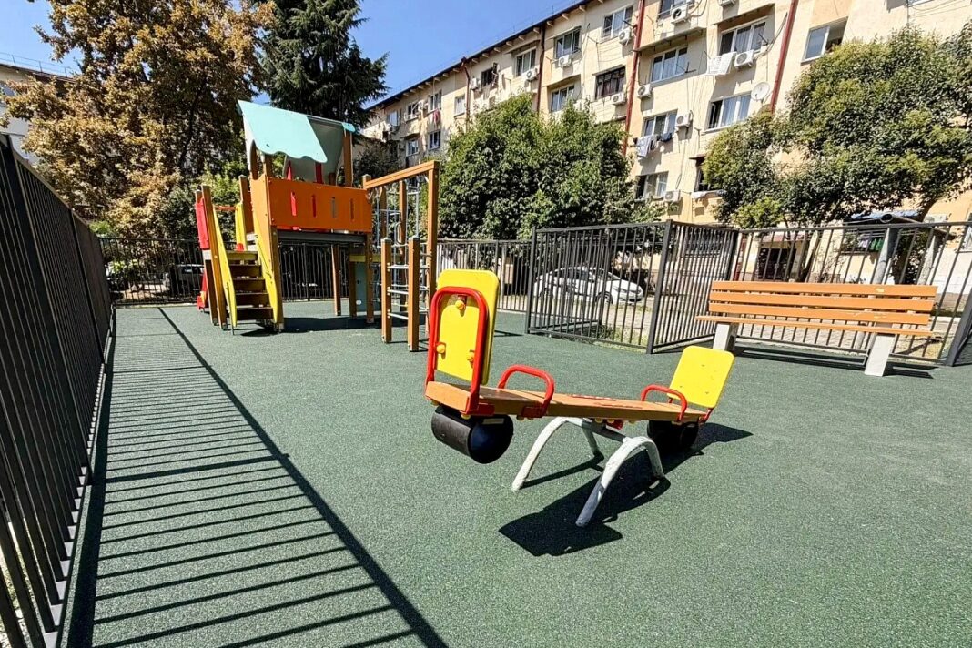 В Сочи модернизируют детскую площадку в Адлерском районе за 1,8 млн рублей В Сочи модернизируют детскую площадку в Адлерском районе за 1,8 млн рублей