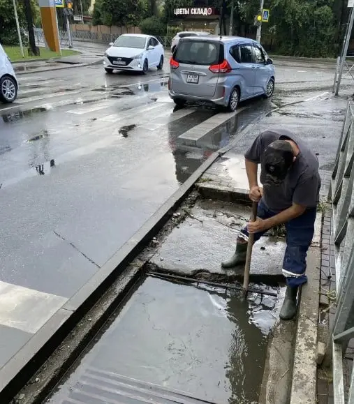 Ночной ливень в Сочи: специалисты «Водостока» устранили подтопления на улицах города Ночной ливень в Сочи: специалисты «Водостока» устранили подтопления на улицах города