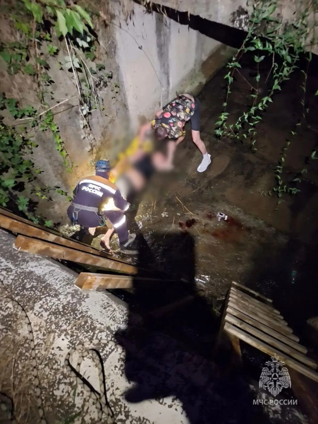 В Сочи спасатели подняли туристку из оврага, достали мужчину из канавы и помогли медикам В Сочи спасатели подняли туристку из оврага, достали мужчину из канавы и помогли медикам