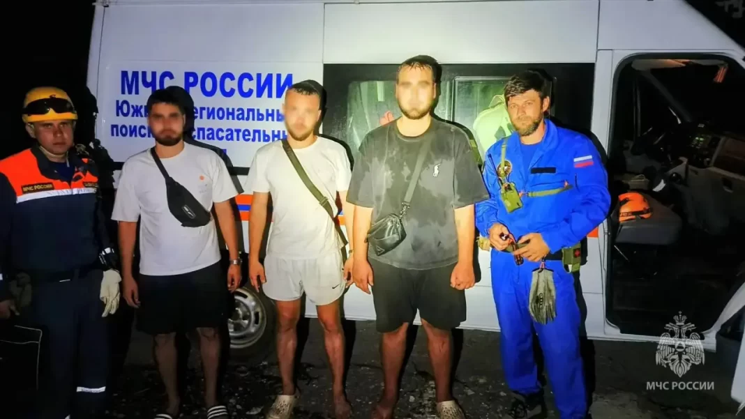 В горах Сочи спасатели дважды за выходные пришли на помощь туристам В горах Сочи спасатели дважды за выходные пришли на помощь туристам