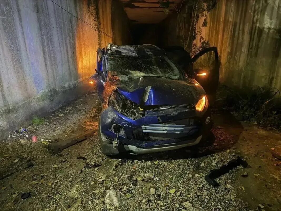 На трассе Джубга – Сочи Ford съехал в кювет и перевернулся На трассе Джубга – Сочи Ford съехал в кювет и перевернулся