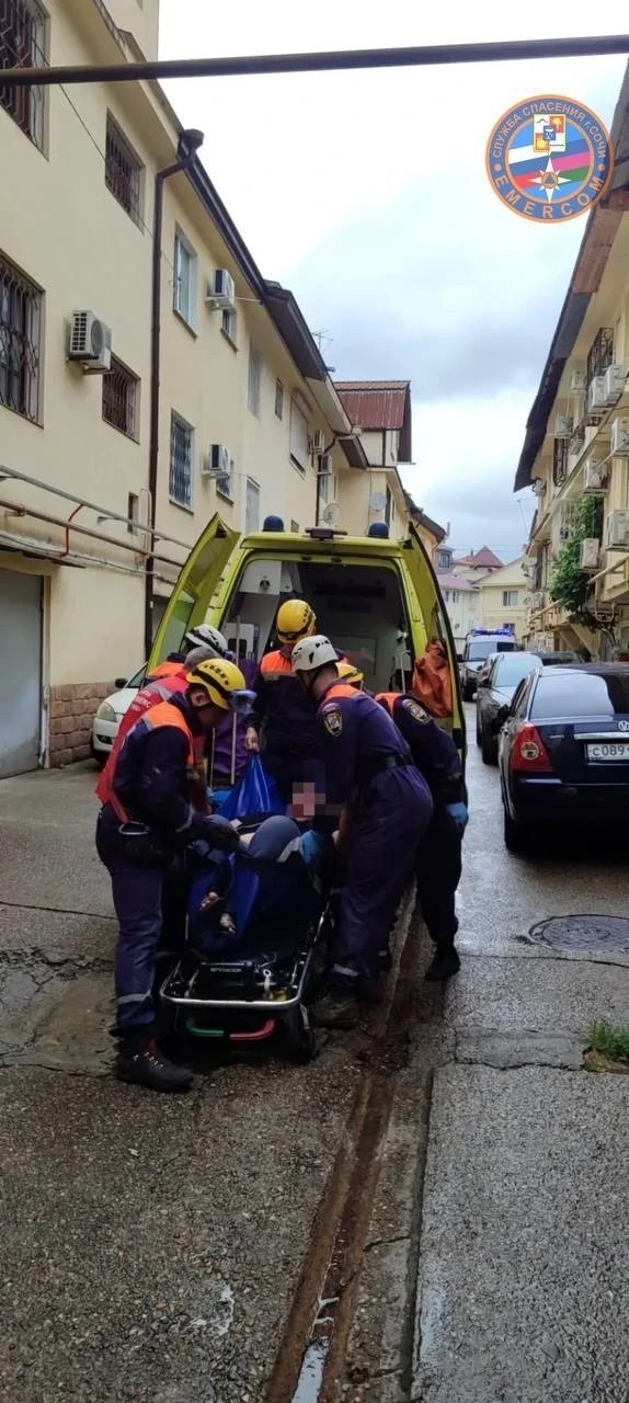 В Сочи спасатели помогли госпитализировать мужчину В Сочи спасатели помогли госпитализировать мужчину