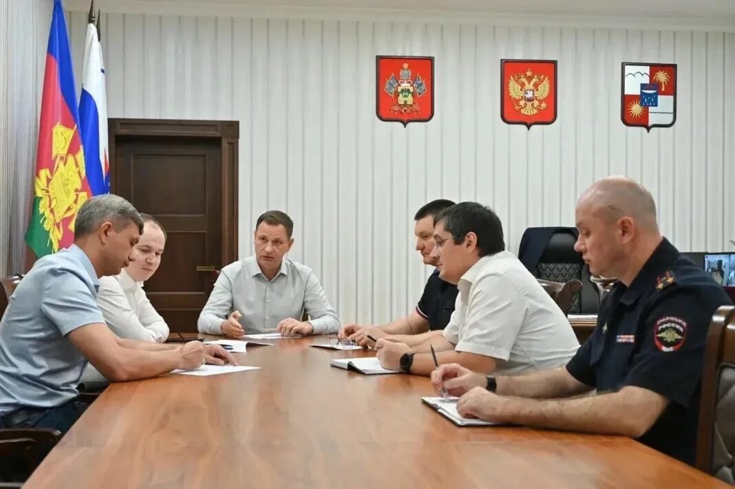 Андрей Прошунин провёл в Сочи заседание по топливу: полиция усилит контроль на АЗС Андрей Прошунин провёл в Сочи заседание по топливу: полиция усилит контроль на АЗС