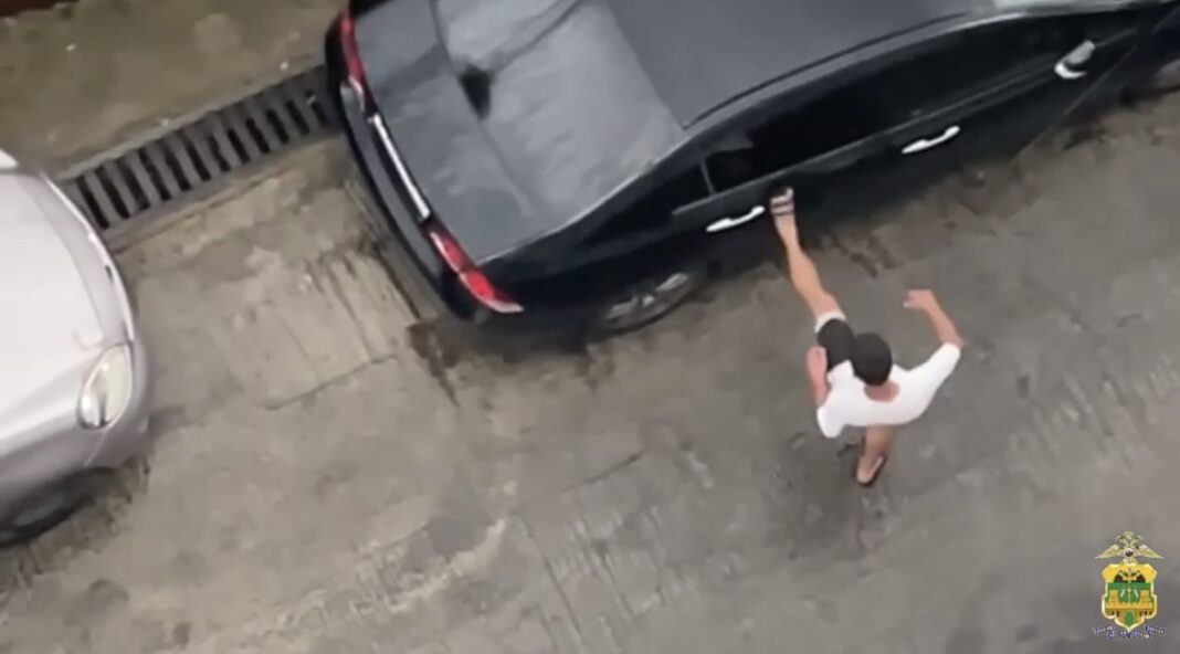 «Искал телепорт»: в Сочи задержали мужчину за разгром двух автомобилей «Искал телепорт»: в Сочи задержали мужчину за разгром двух автомобилей