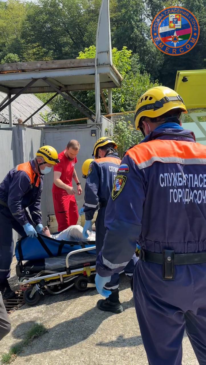 Еще один вызов — еще одна помощь: спасатели Сочи доставили пострадавшую к врачам Еще один вызов — еще одна помощь: спасатели Сочи доставили пострадавшую к врачам
