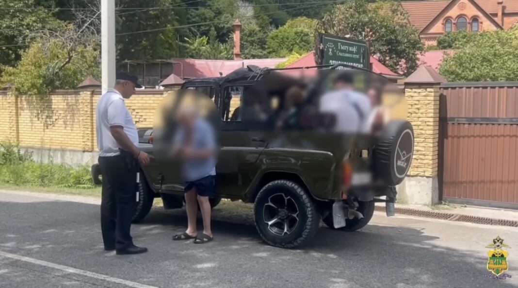 В Сочи водитель джипа повторно нарушил правила перевозки ребёнка В Сочи водитель джипа повторно нарушил правила перевозки ребёнка