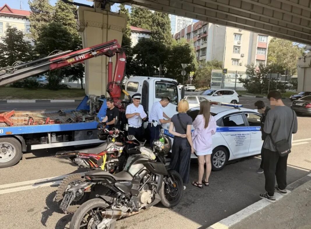 В Сочи юная байкерша и её приятель лишились транспорта за езду без прав В Сочи юная байкерша и её приятель лишились транспорта за езду без прав