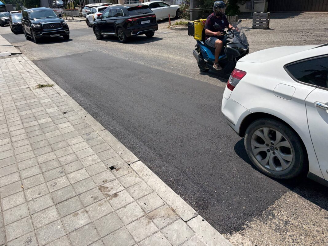 Почти 300 квадратов дорожного полотна приведут в порядок в Сочи на улице Яна Фабрициуса Почти 300 квадратов дорожного полотна приведут в порядок в Сочи на улице Яна Фабрициуса
