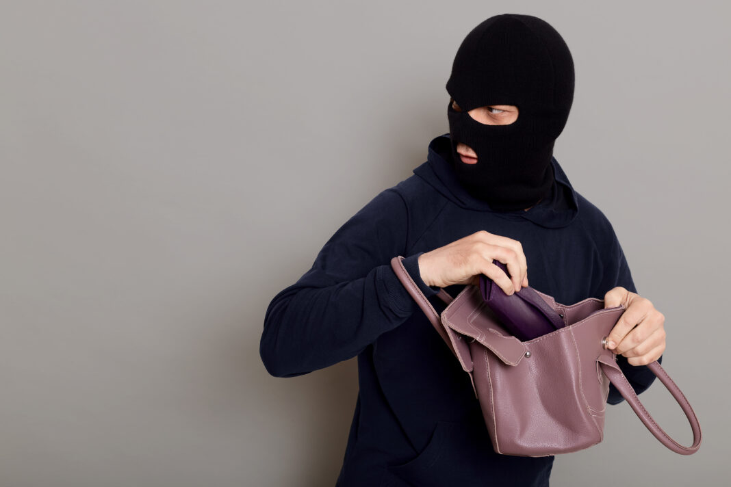 59 тысяч рублей ущерба: в Сочи мужчина забрал вещи у спящего на остановке 59 тысяч рублей ущерба: в Сочи мужчина забрал вещи у спящего на остановке