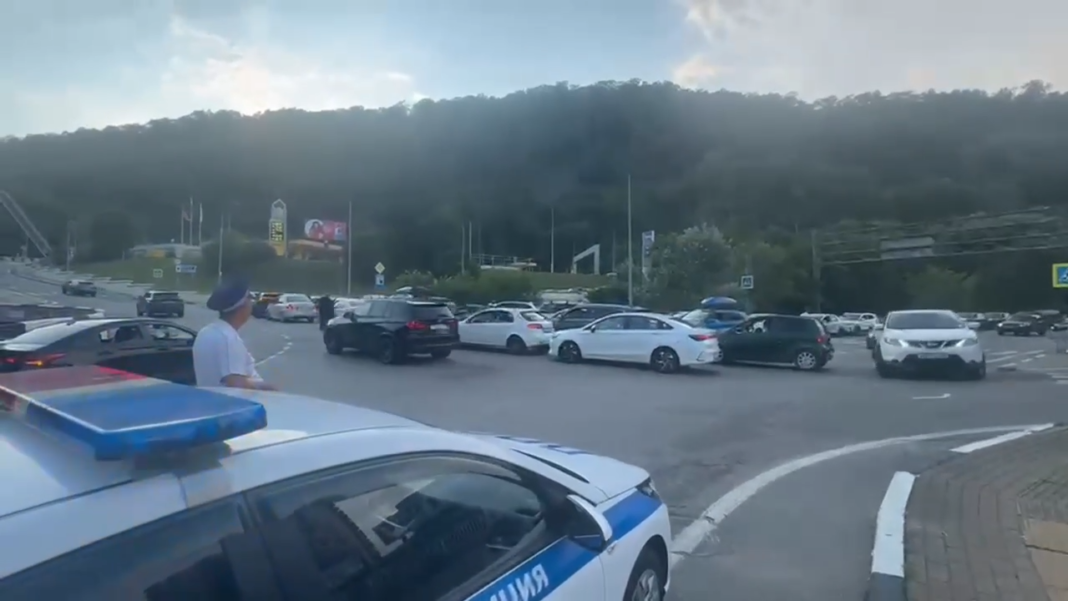 ГИБДД Сочи взяла под контроль движение транспорта у АЗС ГИБДД Сочи взяла под контроль движение транспорта у АЗС