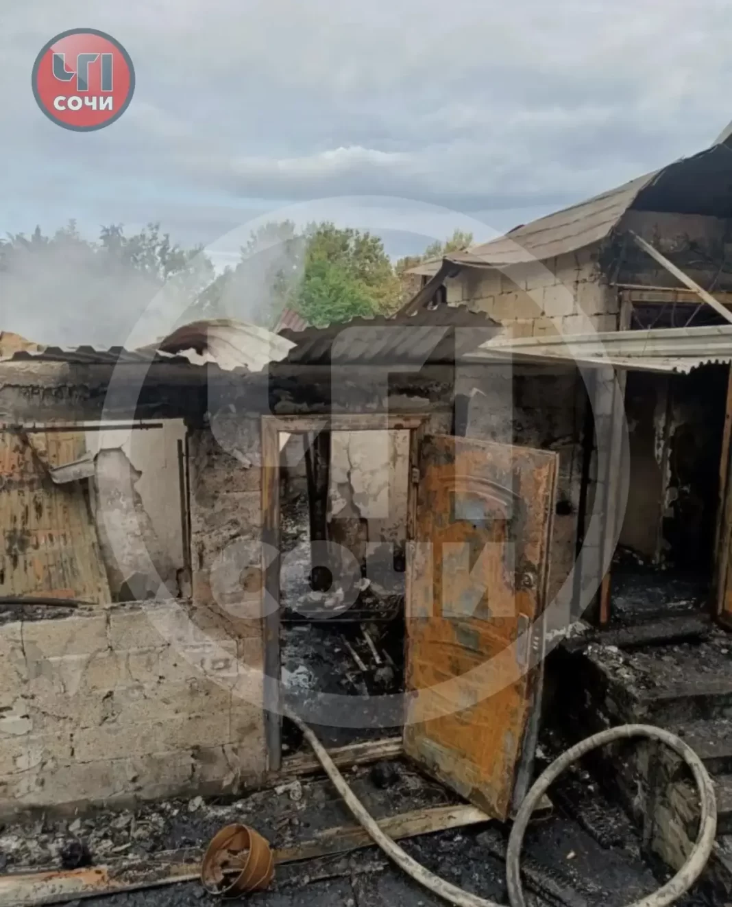 Ночью в Адлерском районе загорелся частный дом: пожар тушили больше часа Ночью в Адлерском районе загорелся частный дом: пожар тушили больше часа
