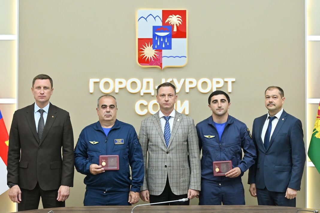 За мужество при аварийной посадке: мэр Сочи отметил наградой экипаж спасательного Ми-8 За мужество при аварийной посадке: мэр Сочи отметил наградой экипаж спасательного Ми-8